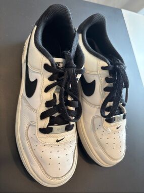 Nike White and Black Low-Top Sneakers